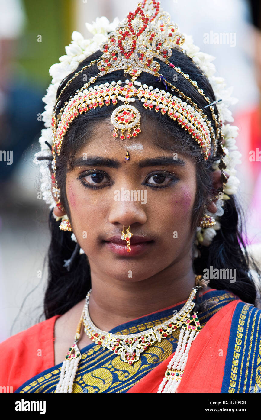 Indisches Kind verkleidet als die hinduistischen Gottheit Sita für eine Straße in der Stadt Puttaparthi, Andhra Pradesh, Indien Stockfoto