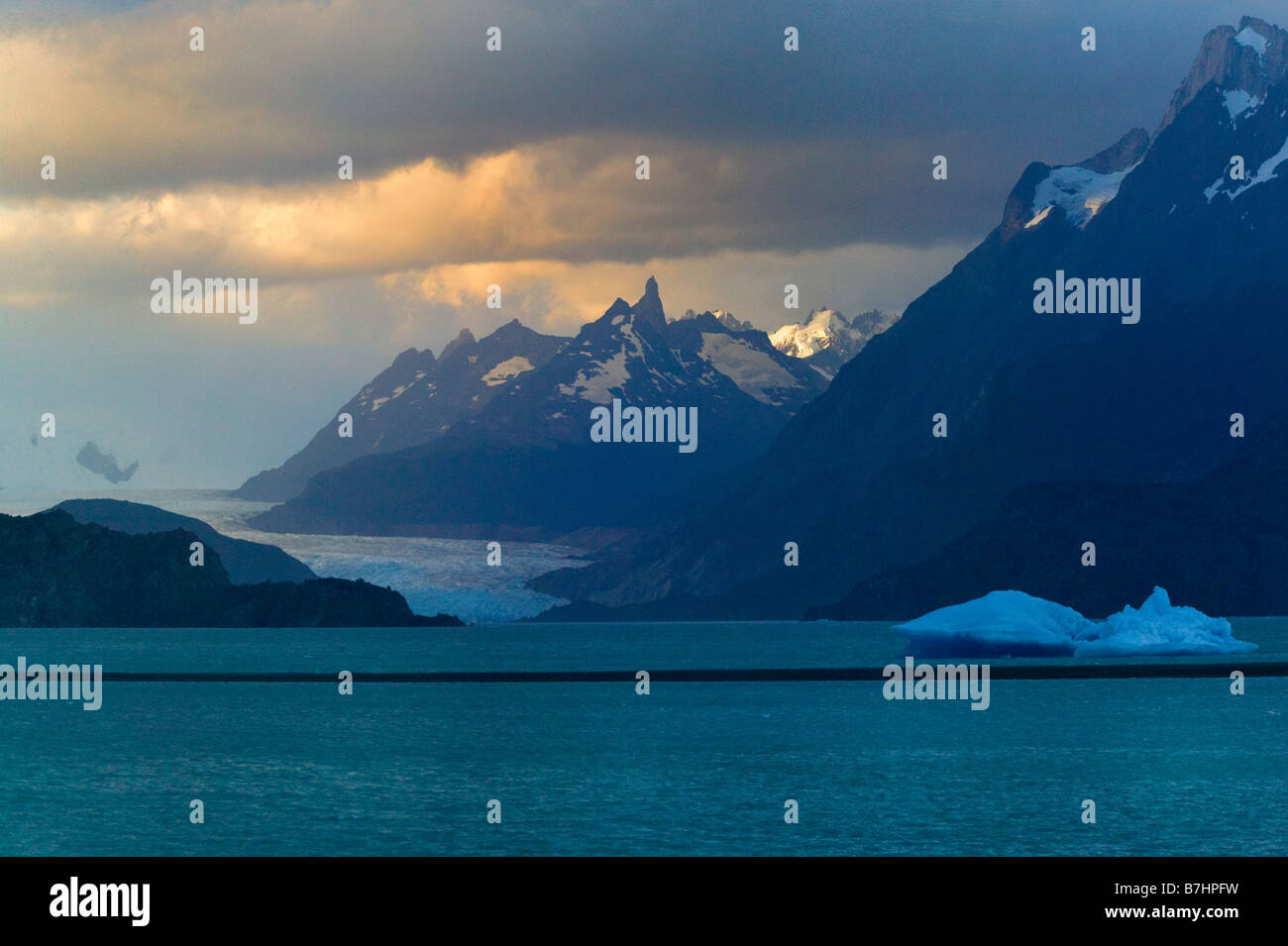 Landschaft der Cuernos del Paine mit Lago Grey Torres del Paine Nationalpark-Patagonien-Chile Stockfoto
