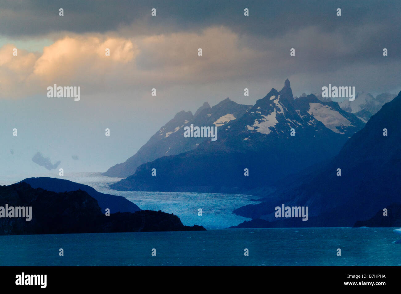 Landschaft der Cuernos del Paine mit Lago Grey Torres del Paine Nationalpark-Patagonien-Chile Stockfoto