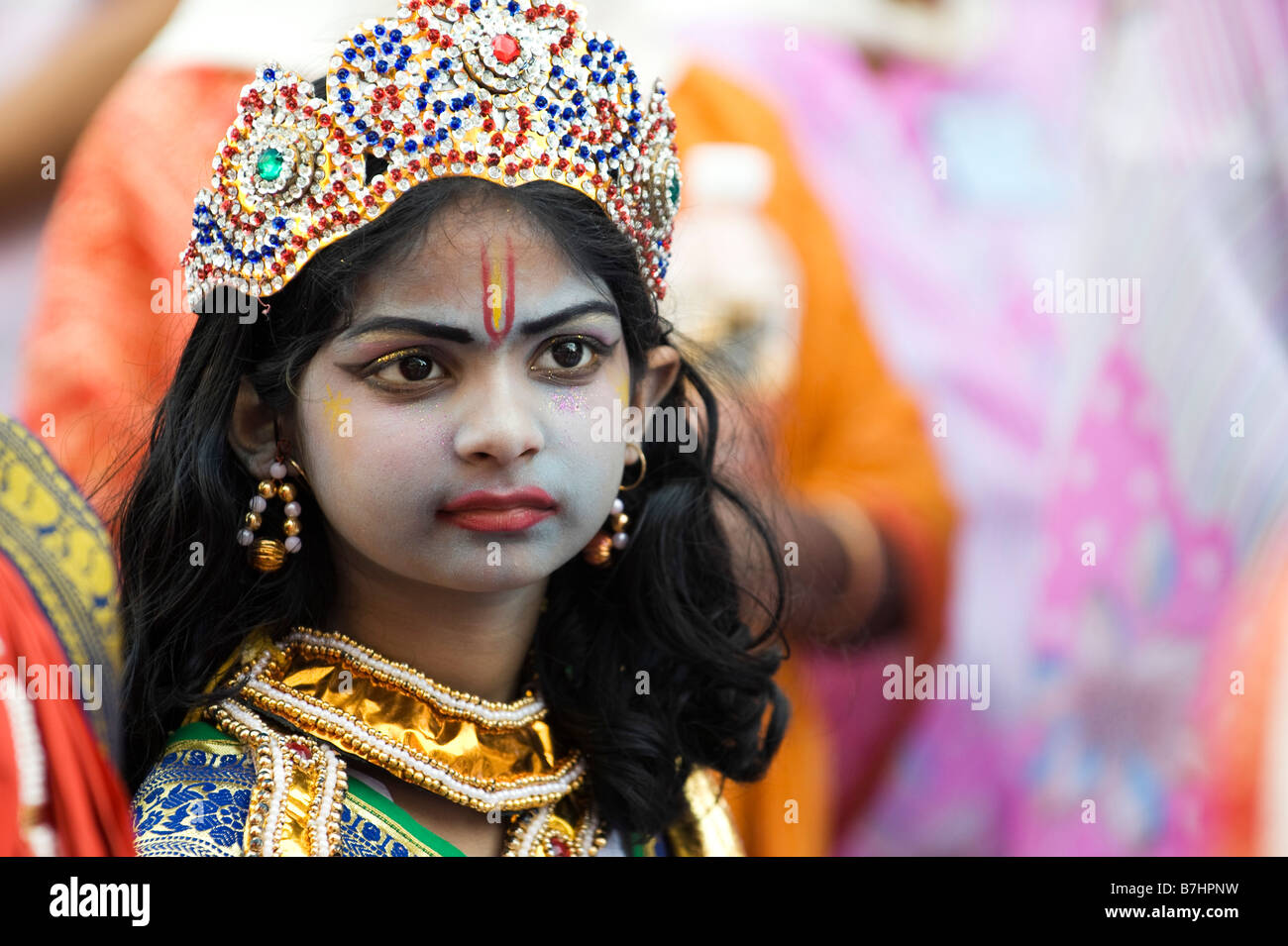 Indisches Kind verkleidet als der hinduistische Gott Rama für eine Straße in der Stadt Puttaparthi, Andhra Pradesh, Indien Stockfoto