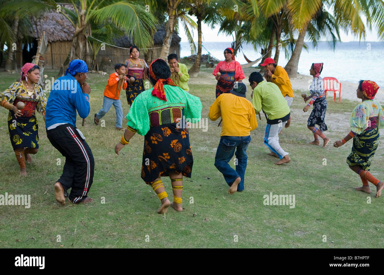 Lokalen Kuna-Indianer üben einen traditionellen Tanz auf Isla Pelikano San Blas Inseln, Panama Stockfoto