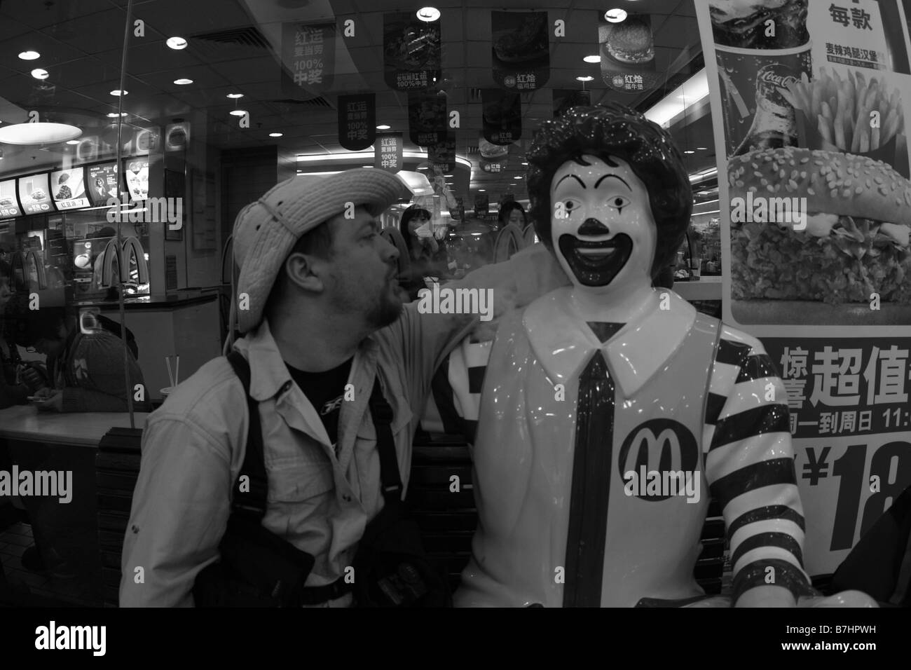 Ein Mann sitzen mit Ronald McDonlad bläst Rauch Stockfoto