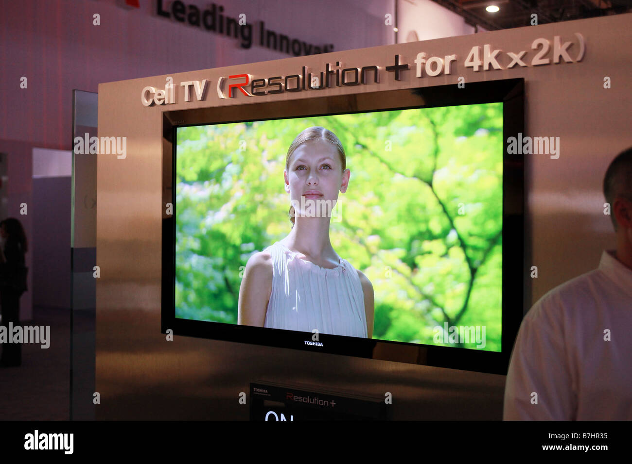 9. Januar 2009 - Las Vegas, Nevada, USA - Toshiba Corp. Debüts Konzept Resolution + für 4 K x 2 K Cell TV monitor auf CES Messe. Stockfoto