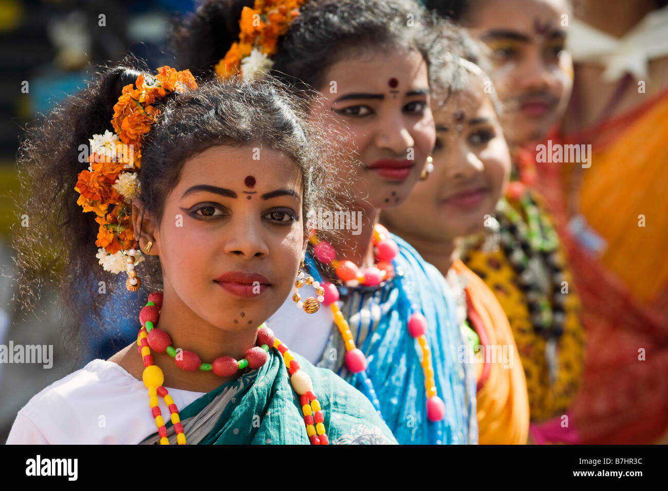 Drei Hindu indische Kinder gekleidet wie Gopi für eine Straße in der Stadt Puttaparthi, Andhra Pradesh, Indien Stockfoto