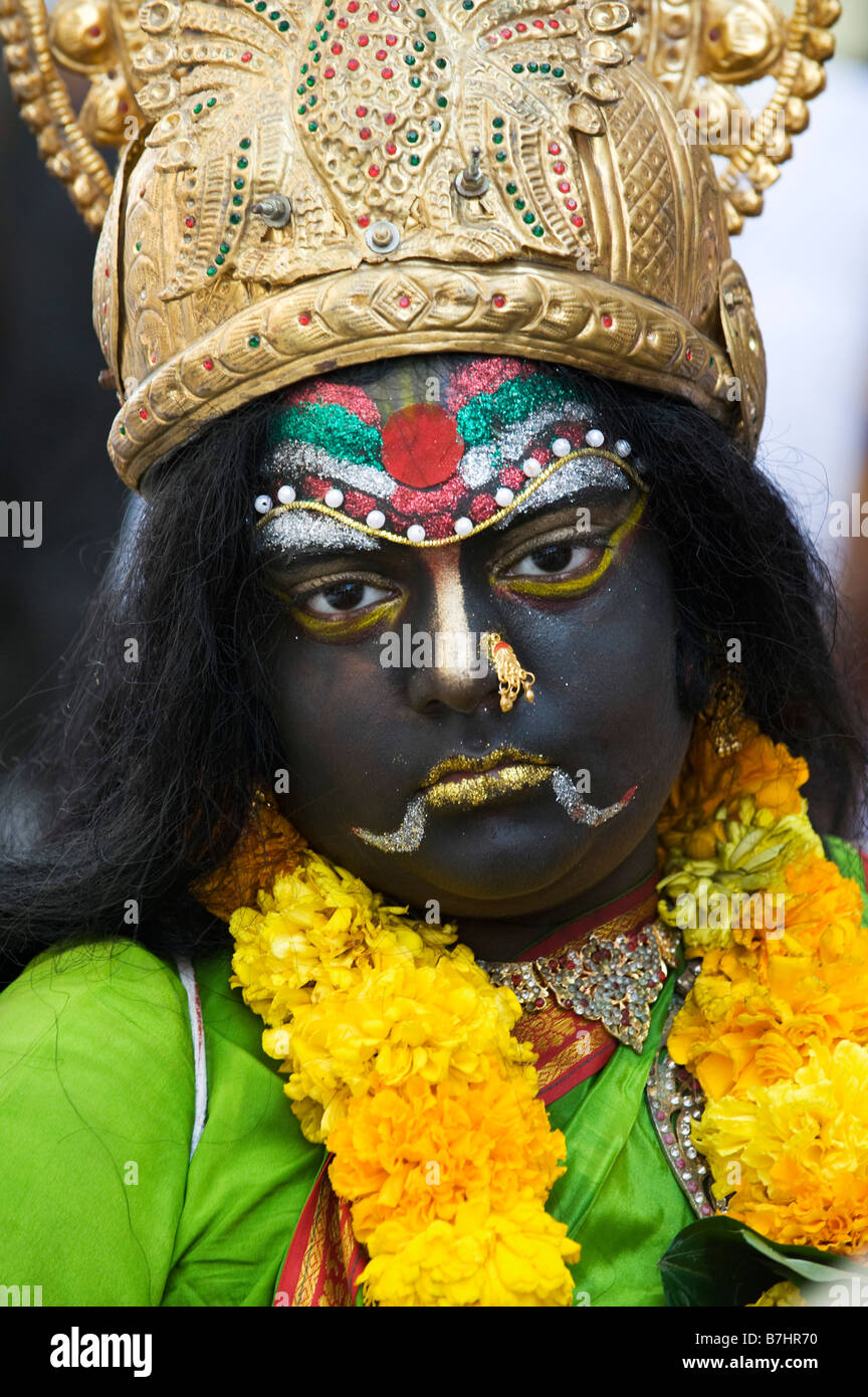 Indisches Kind verkleidet als der hinduistische Gott kalika Devi für eine Straße in der Stadt Puttaparthi, Andhra Pradesh, Indien Stockfoto