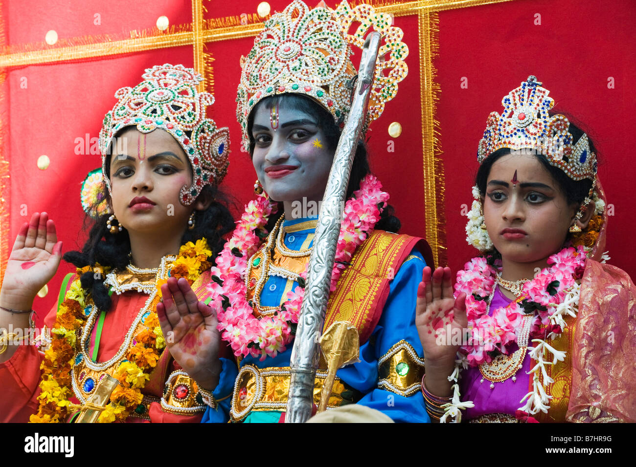 Drei Hindu indische Kinder gekleidet, wie Rama, Sita und Lakshmana für eine Straße in der Stadt Puttaparthi, Andhra Pradesh, Indien Stockfoto
