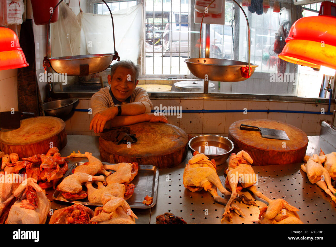 Geflügel-Metzger in lokalen chinesischen Markt Durring Vogelgrippe-Ausbruch Stockfoto