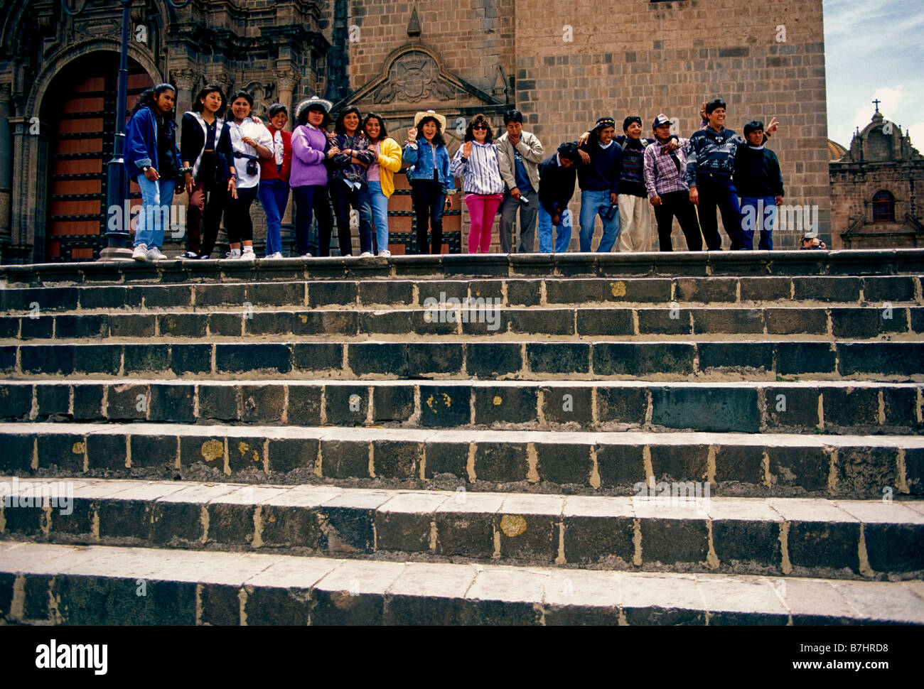 Peruanischen Studenten auf studentische Exkursion in die Kathedrale in der Plaza de Armas in der Stadt Cuzco Peru Stockfoto