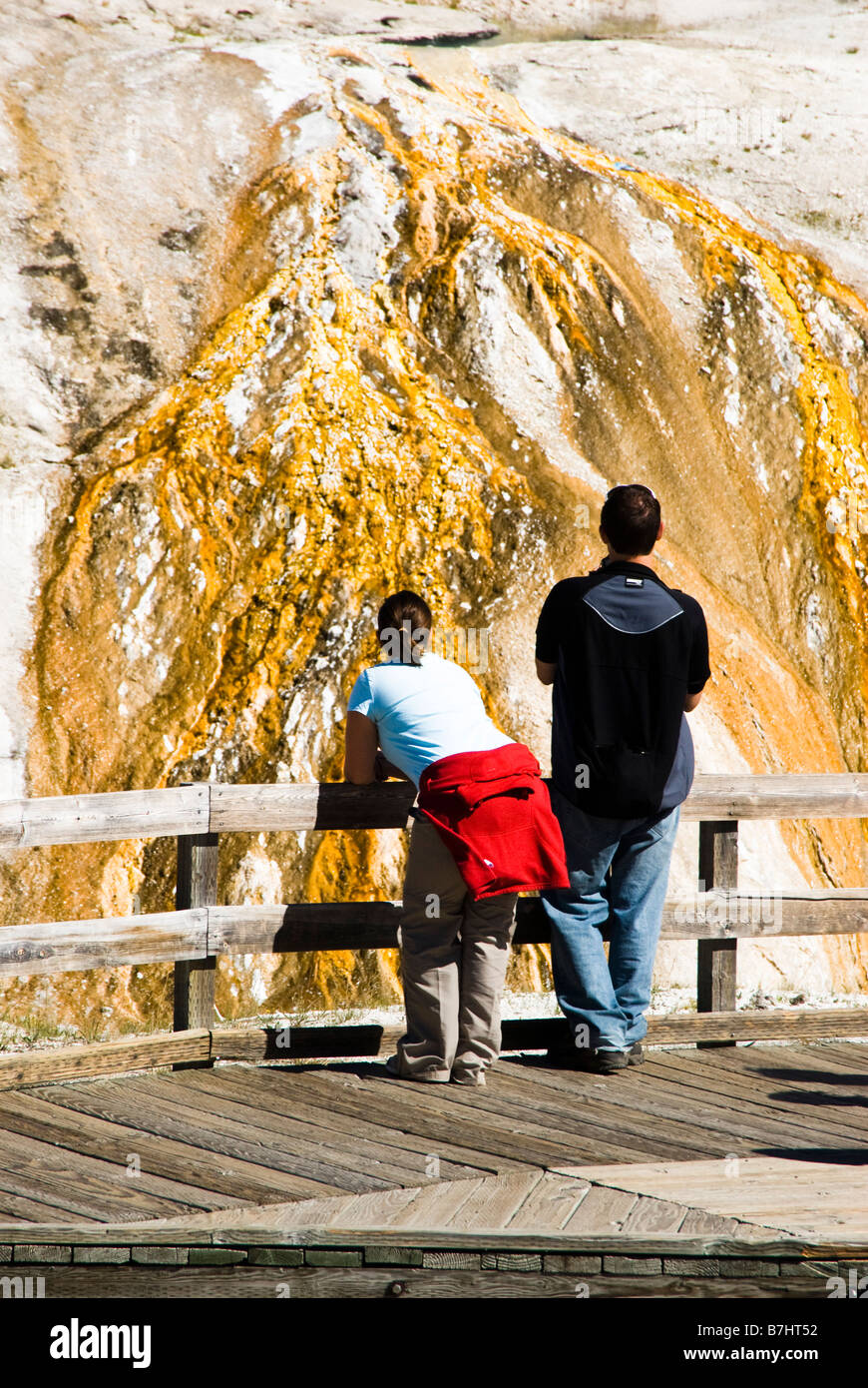 Touristen auf dem Upper Geyser Basin Trail im Yellowstone National Park Stockfoto