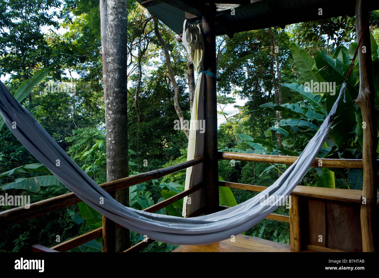 Eine Hängematte in einem freien Raum mit Blick auf Bahia Honda und den Dschungel in eine Eco-Lodge in Bastimentos, Bocas del Toro, Panama Stockfoto