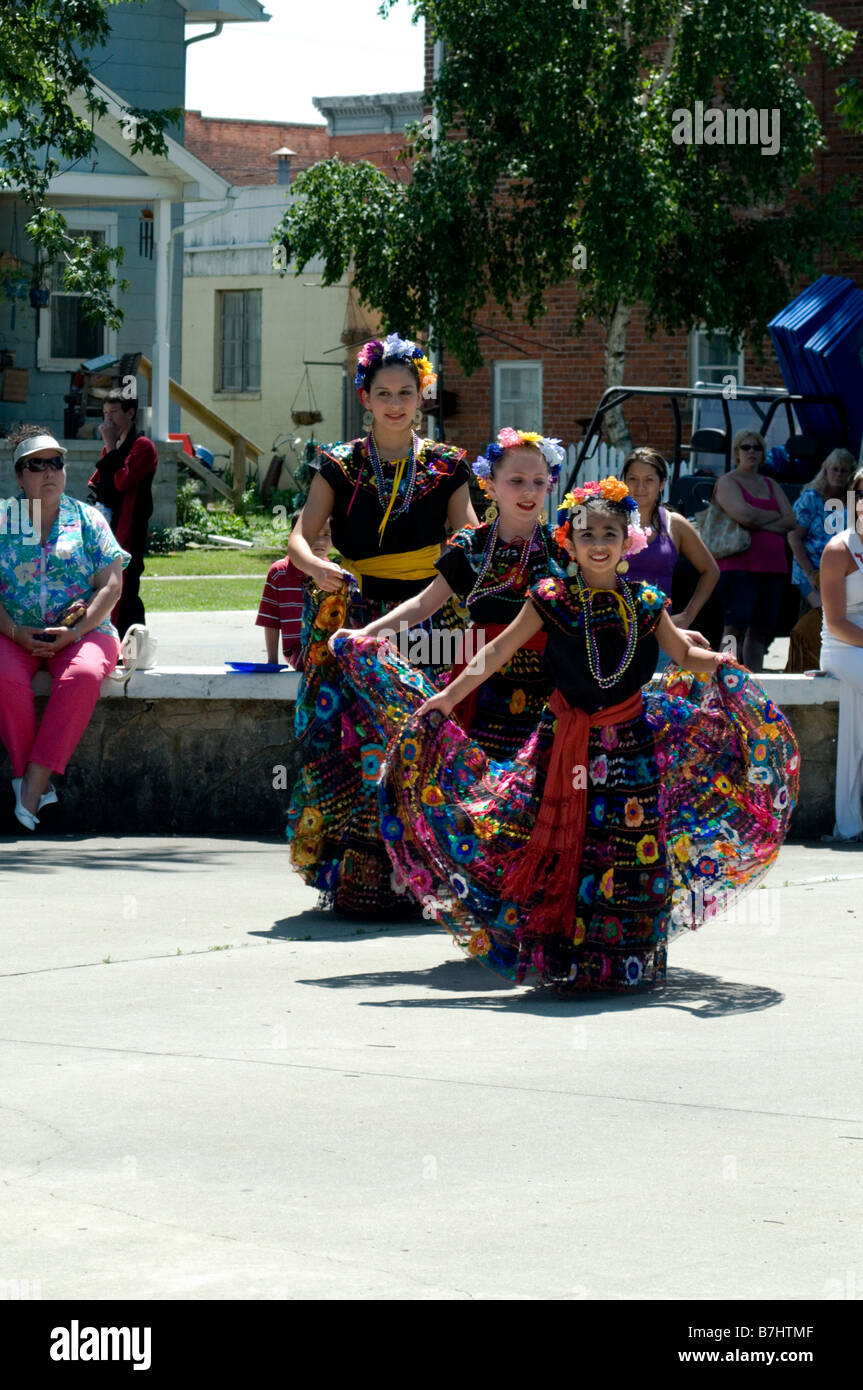 Young Girls Perfom traditionellen mexikanischen Tanz an der Cherry Festival Stockfoto