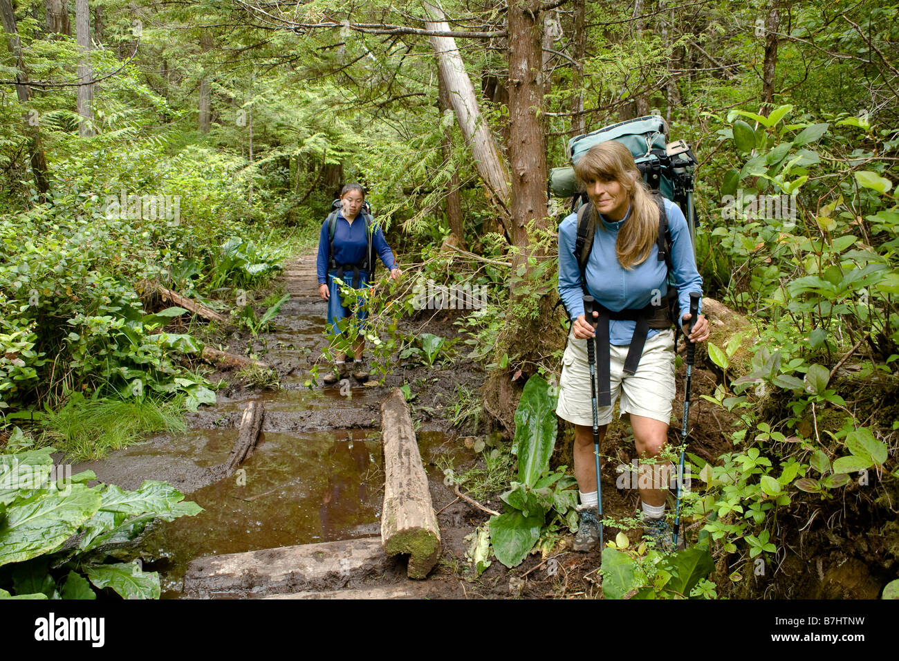 BRITISH COLUMBIA - Wanderer auf einem schlammigen Abschnitt des North Coast Trail im Cape Scott Provincial Park auf Vancouver Island. Stockfoto