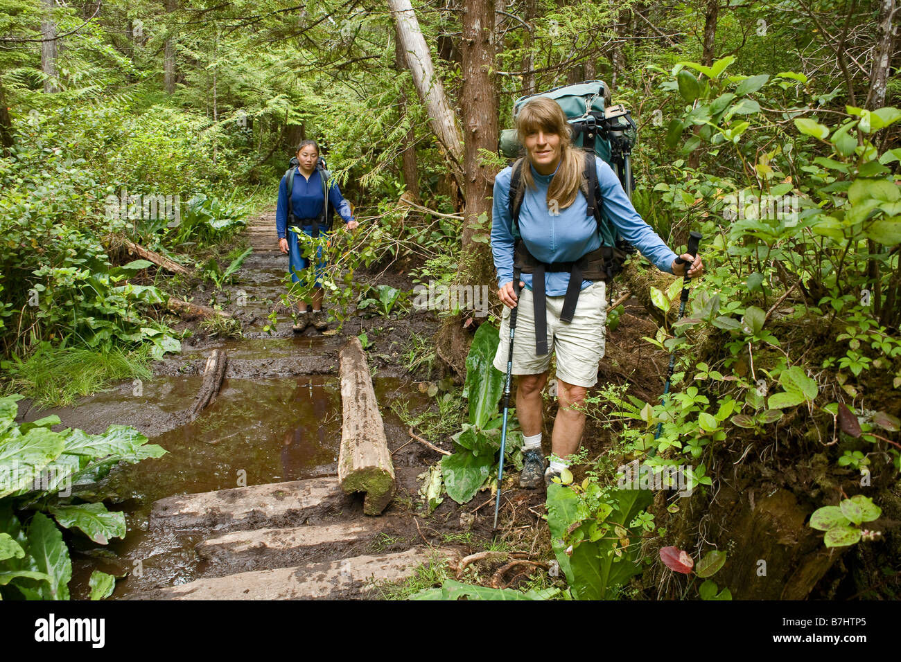 BRITISH COLUMBIA - Wanderer auf einem schlammigen Abschnitt des North Coast Trail im Cape Scott Provincial Park. Stockfoto