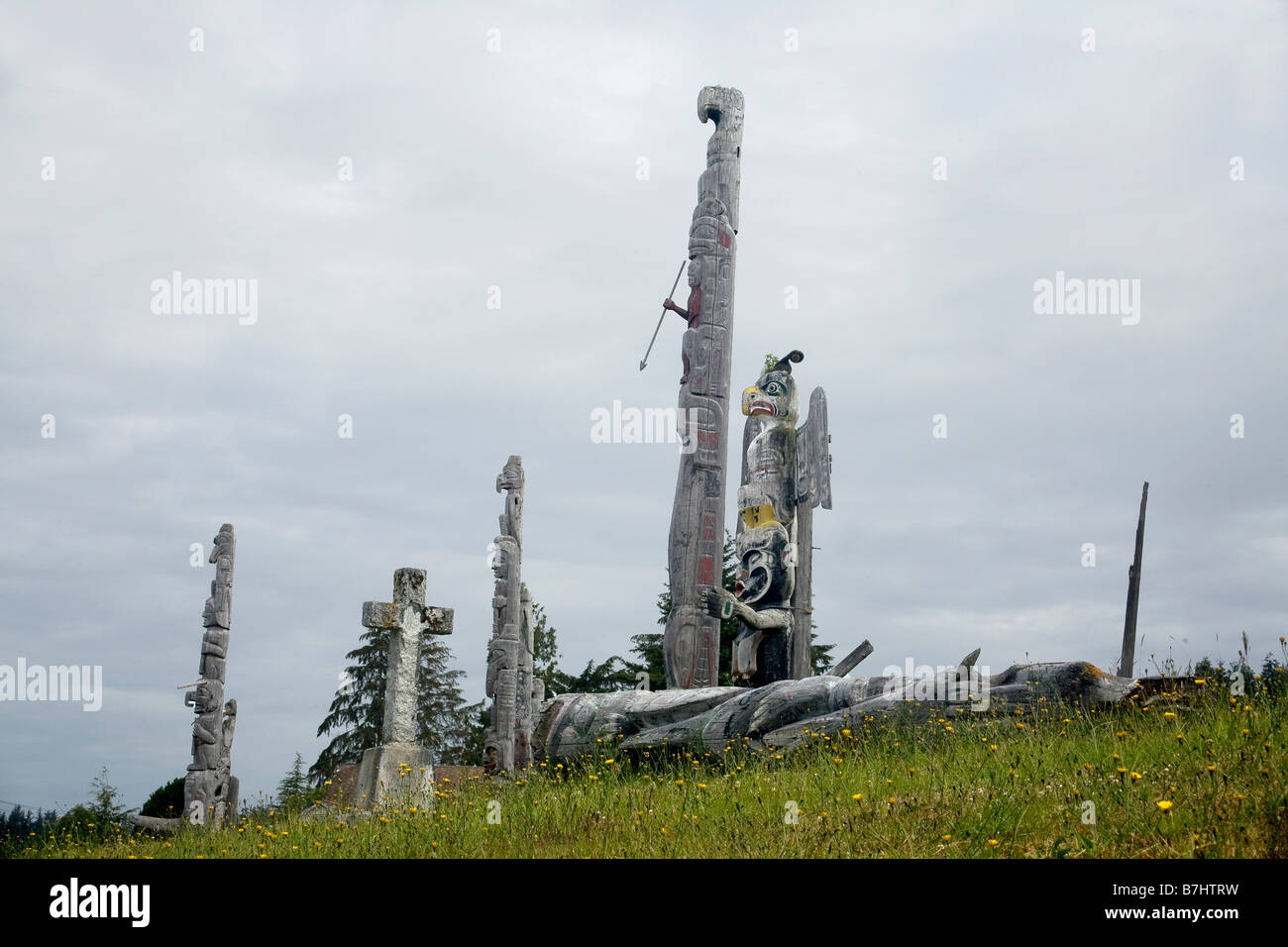 BRITISH COLUMBIA - Totempfähle im Namgis Beerdigung Boden des Albert Bay auf Kormoran-Insel in der Johnstone Strait. Stockfoto
