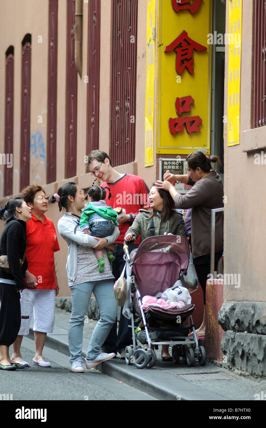 multikulturelle Familiengruppe, Chinatown, Melbourne, Australien Stockfoto