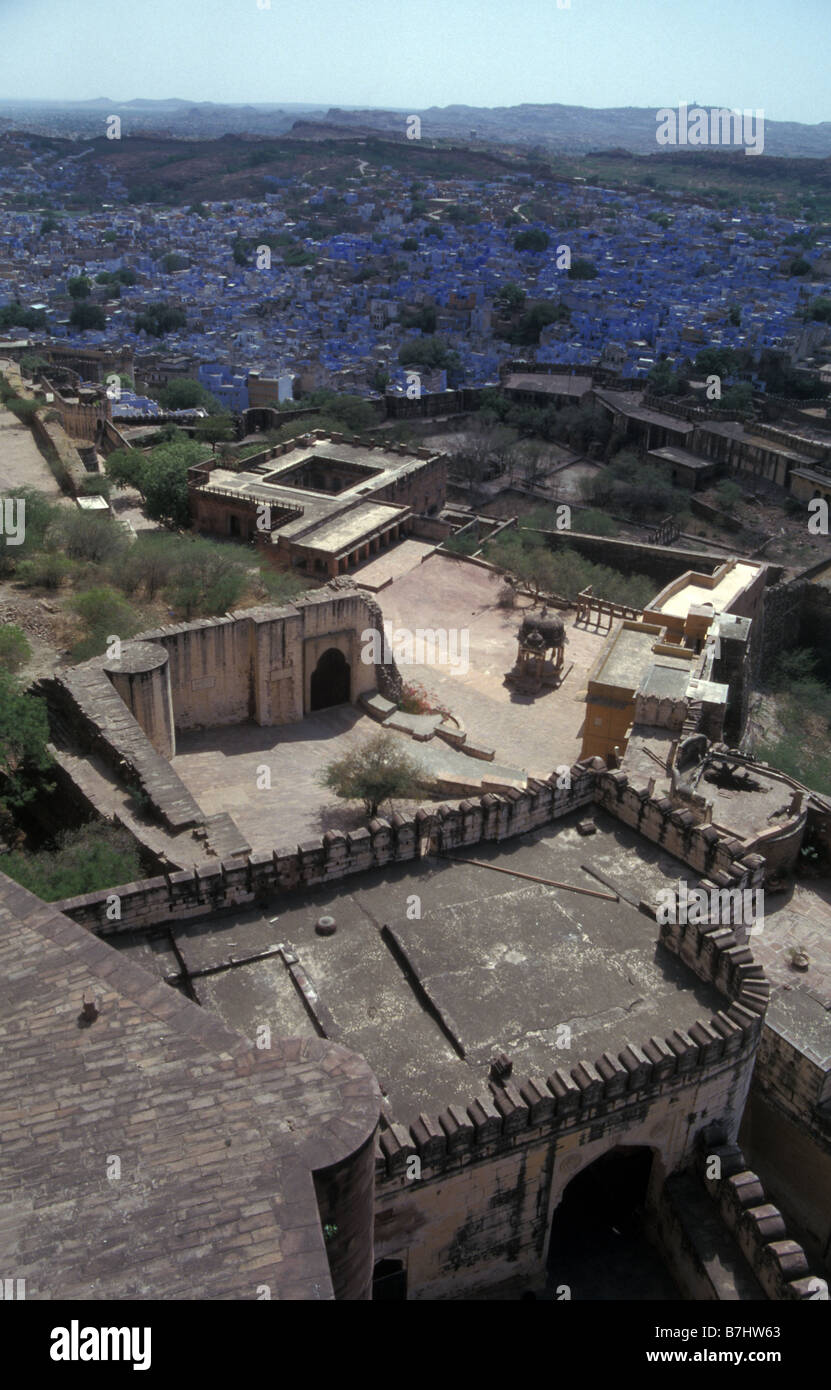 Blaue Stadt Häuser der Brahmanen-Kaste mit vielbereiste Fort im Vordergrund Rajasthan Indien Stockfoto