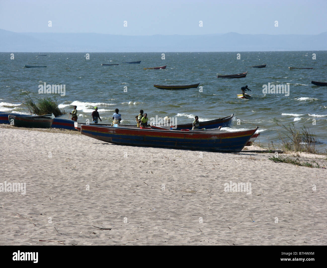 Sandstrand am Nordufer des See Mweru Sambia mit Angelboote/Fischerboote vertäut und erarbeitet am Strand Stockfoto