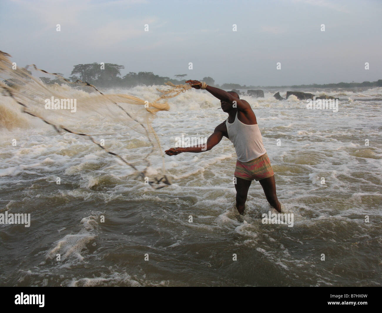 Wagenia Fischer mit kreisförmigen werfen Net auf Stanley fällt Fluss Kongo Demokratische Republik Kongo Stockfoto