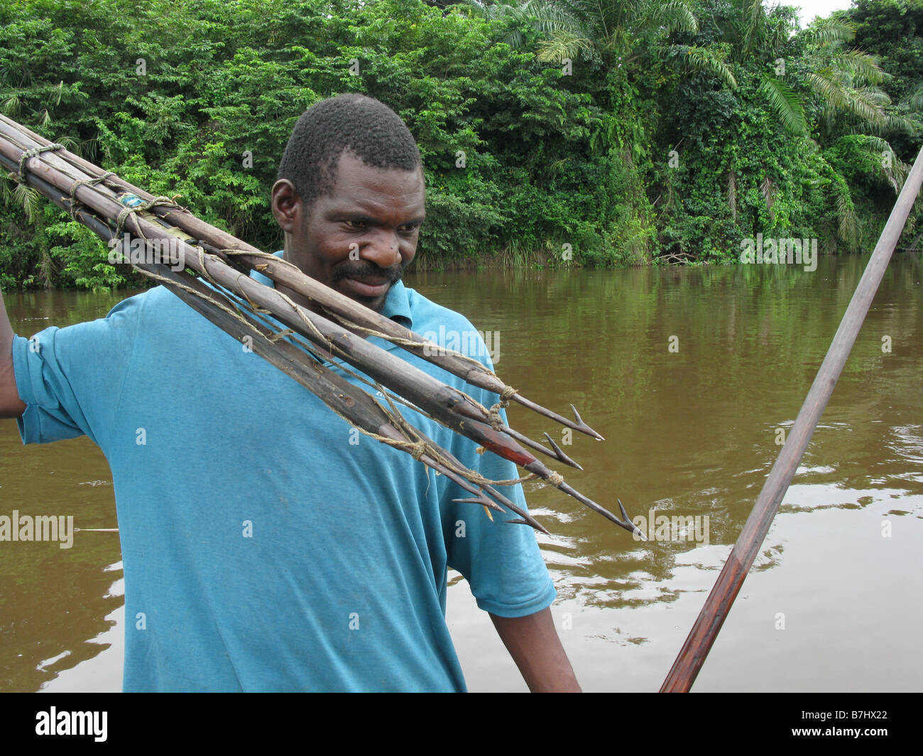 Speer Fischer Angeberei seine Speere Congo River Sumba Insel Equateur Provinz demokratische Republik Kongo Stockfoto