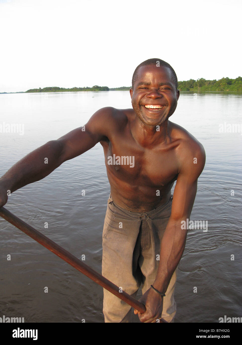 Porträt von freundlich lächelnden Lingala Fischer paddeln Kanu auf dem Fluss Kongo Demokratische Republik Kongo Stockfoto