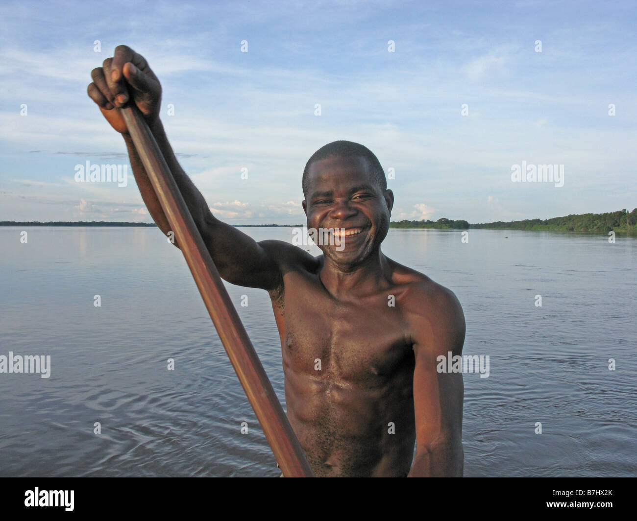 Porträt von freundlich lächelnden Lingala Fischer paddeln Kanu auf dem Fluss Kongo Demokratische Republik Kongo Stockfoto