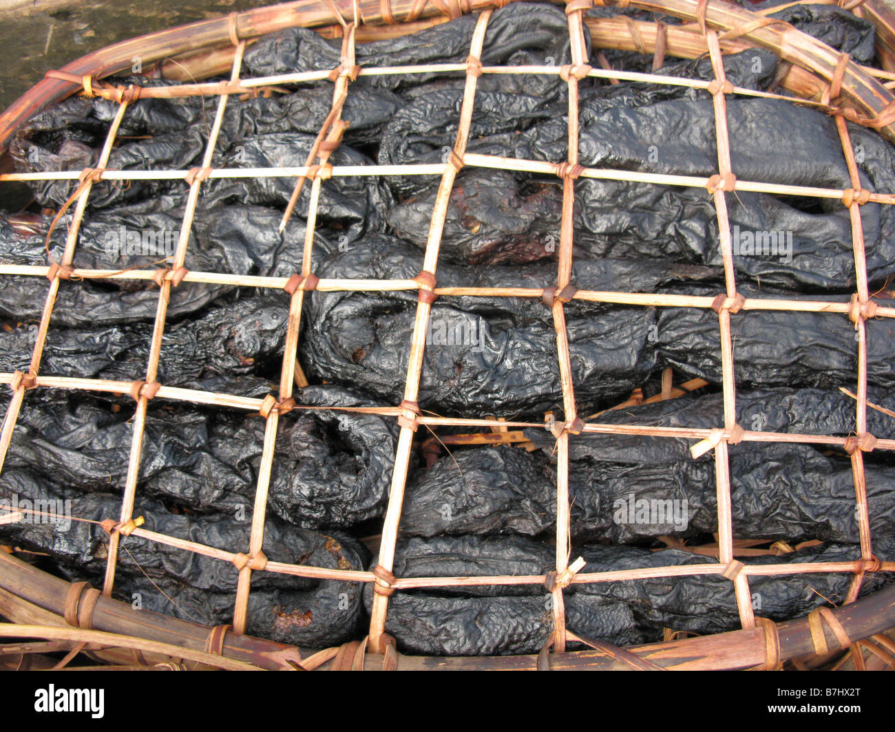 Afrikanische Lunge Räucherfisch PROTOPTERIDAE zum Verkauf in Rattan Regal Korb Arbeit Container Kongo-Fluss in der Demokratischen Republik Kongo Stockfoto