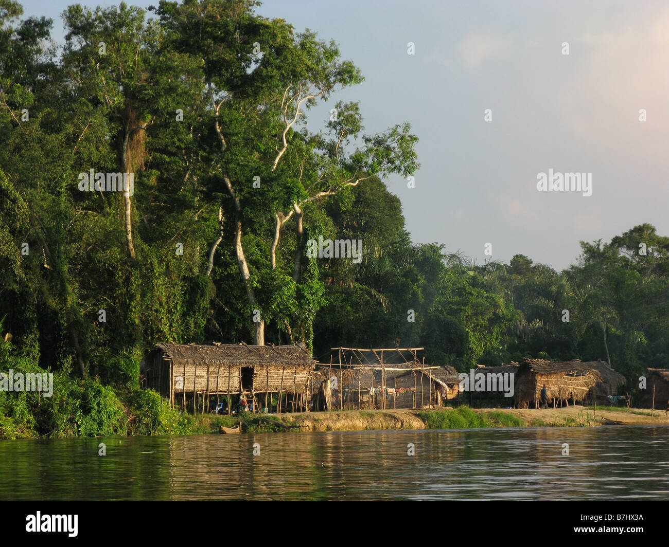 Fischerdorf Reet gedeckte Hütten Gras und Schilf auf Stelzen am Ufer des Kongo-Fluss in der Demokratischen Republik Kongo gesetzt Stockfoto