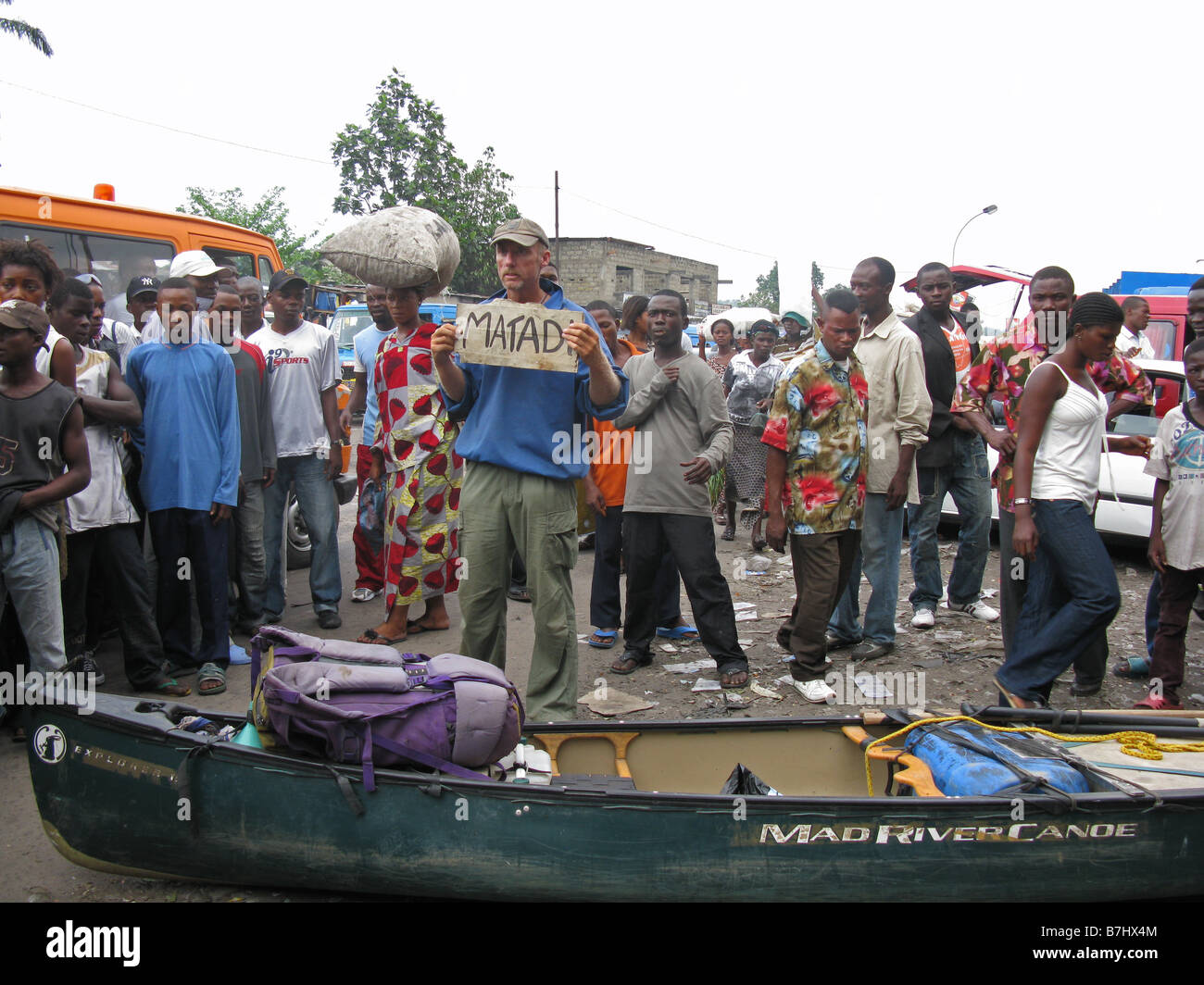 Phil Harwood Kanuten am Ufer des Flusses Kongo hält eine Karte versucht, einen Aufzug, Matadi aus Kinshasa per Anhalter Stockfoto