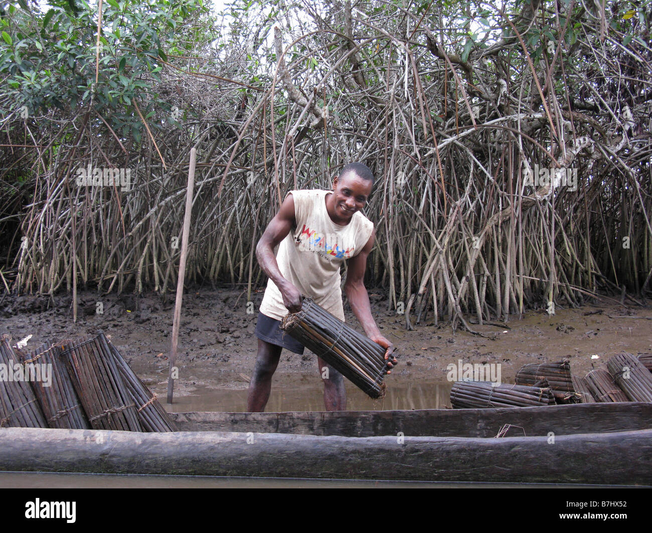 Fischer Mann und Topf Krabbenfalle am Kongo-Fluss in der Nähe von Banana Village an der Grenze zwischen der Demokratischen Republik Kongo und Angola Stockfoto