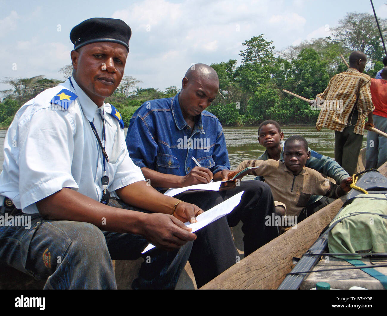 Einwanderung Beamten und Polizisten in hölzernen Einbaum Kanu Kongo-Fluss in der Demokratischen Republik Kongo Stockfoto