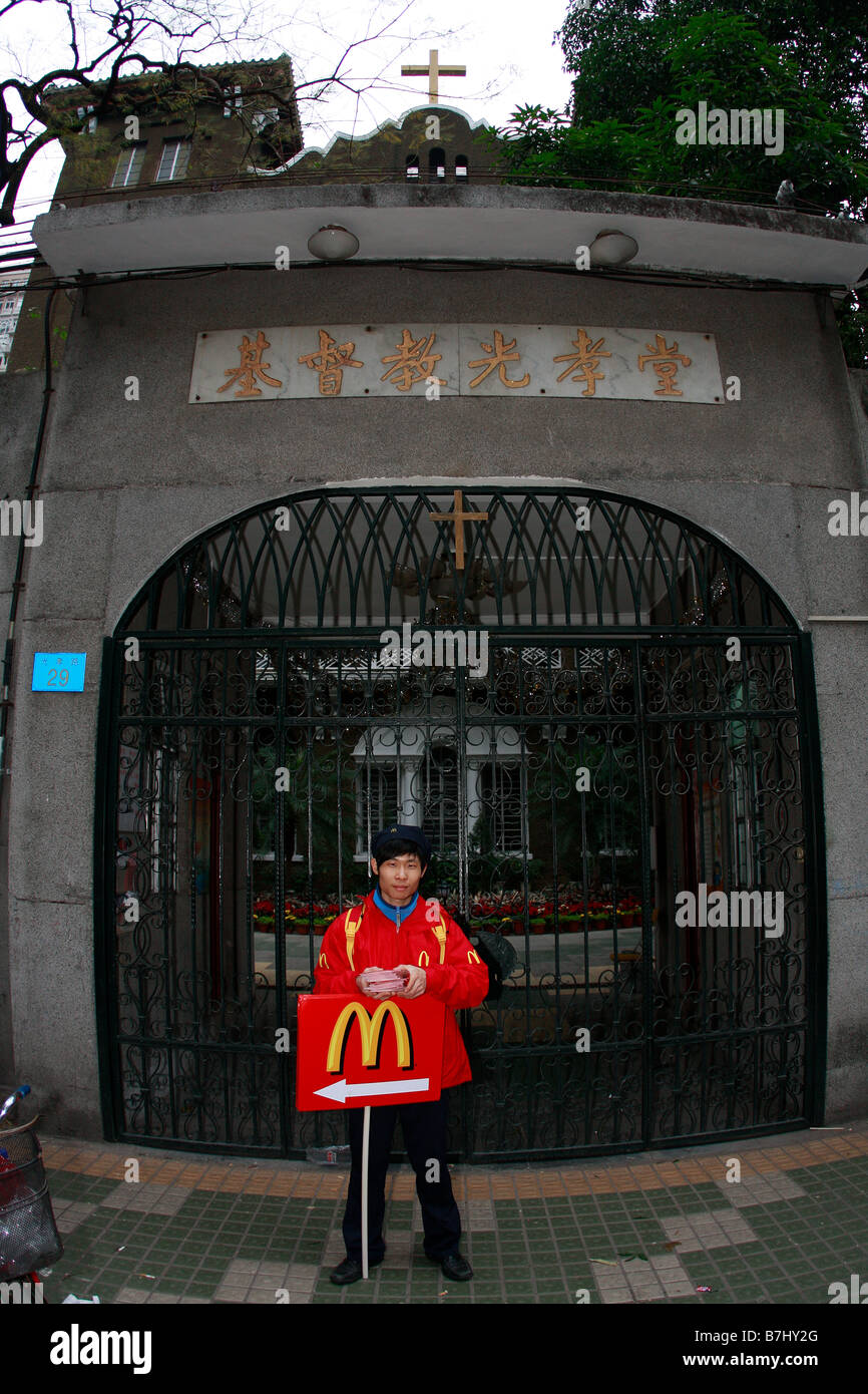 Zentrum von Peking kontrolliertere Kirchen sind sorgfältig kontrolliert und meist gesperrt, wie hier zu sehen, aber China hat mehrere McDonalds Stockfoto
