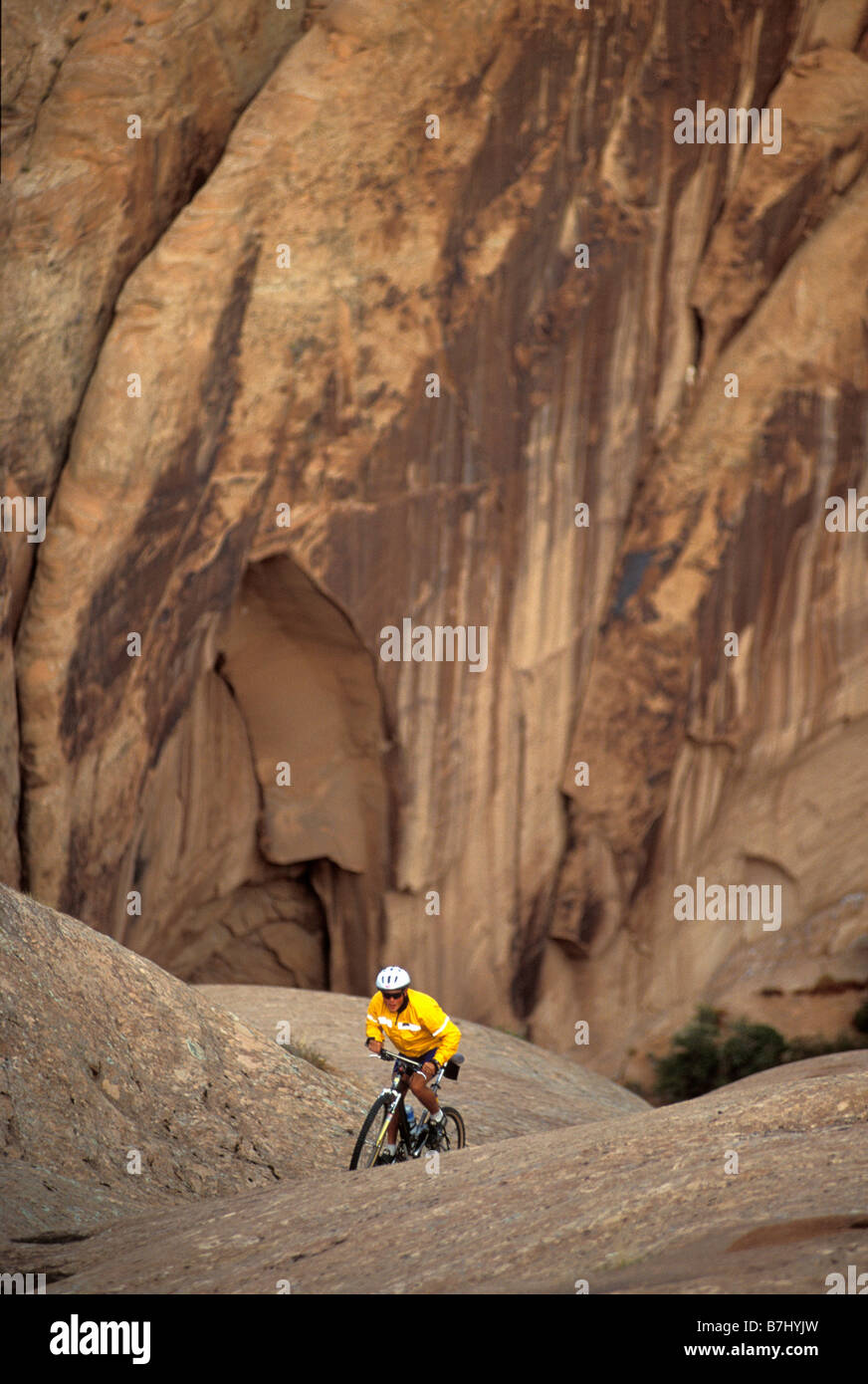 junger Mann Mountainbiken auf Slickrock Trail in der Nähe von Moab, Utah, USA Stockfoto