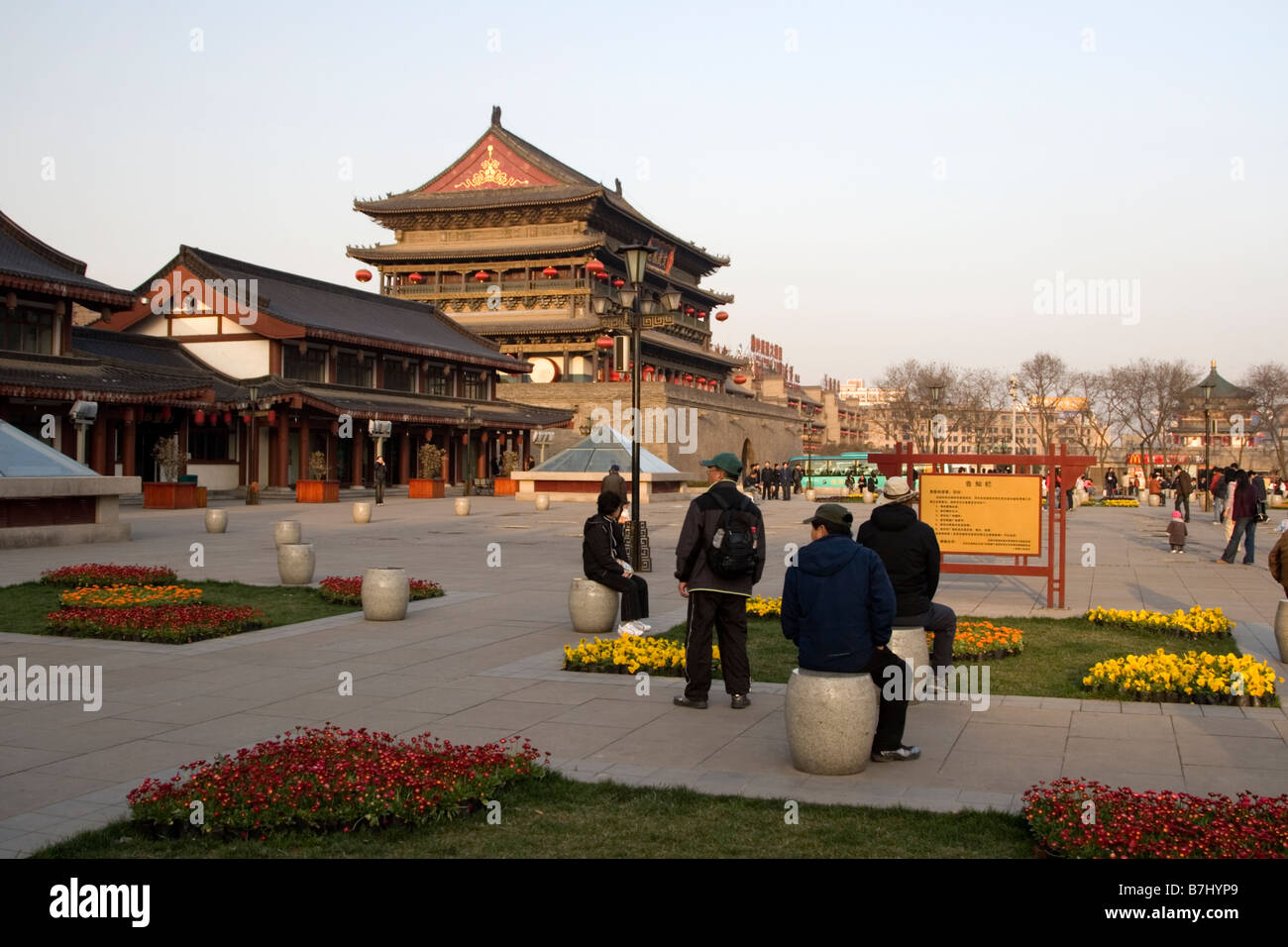Der Drum Tower einen reich verzierten historischen Turm thront über einem großen öffentlichen Platz im Zentrum von Xian Shaanxi Provinz China Stockfoto