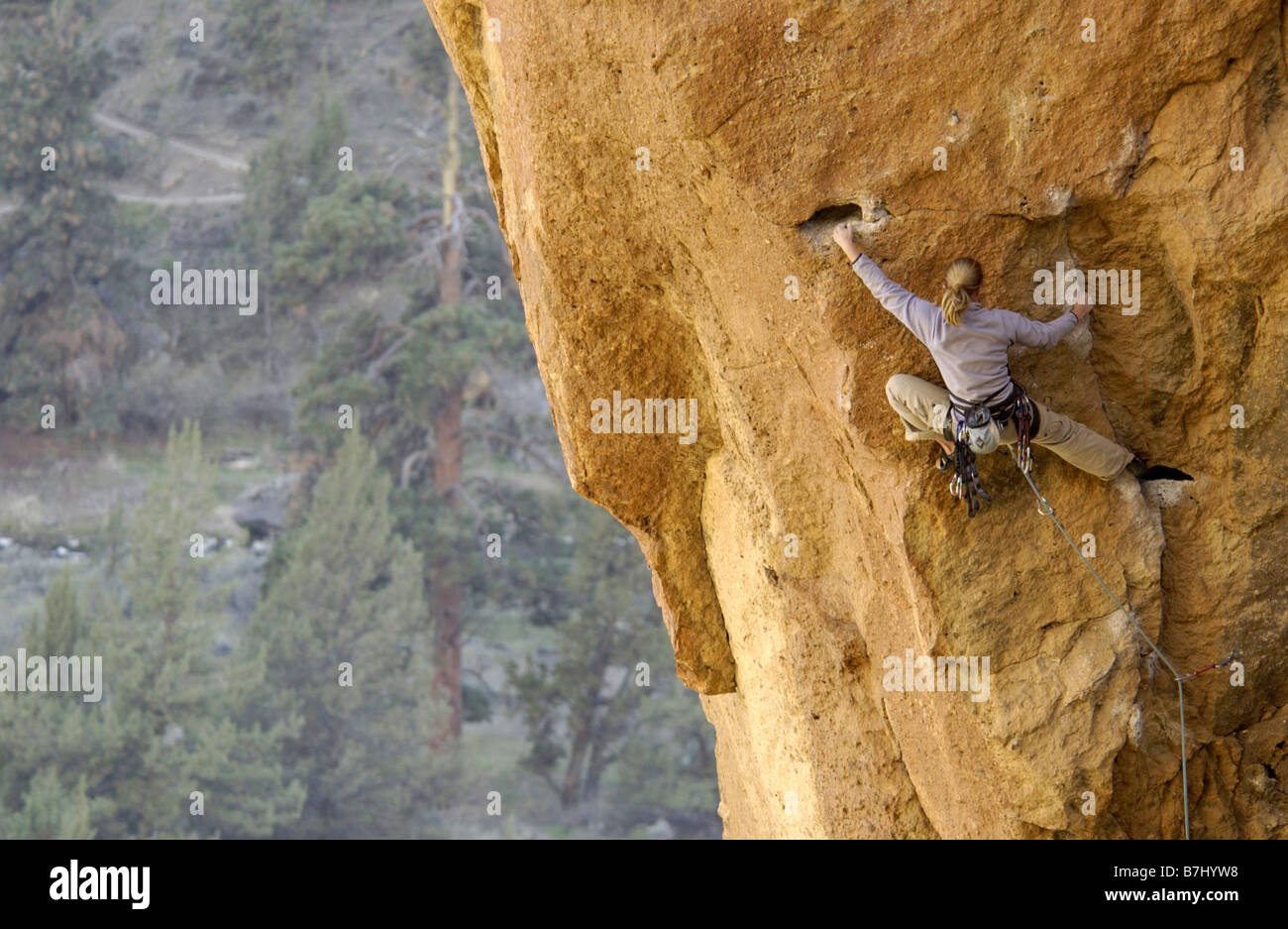 Frau (20-25) Klettern in Smith Rock State Park, Oregon, USA Stockfoto