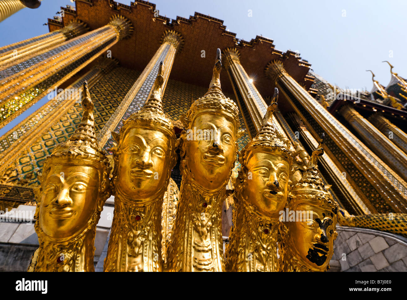 Fünf unter der Leitung Naga Schlange bewacht einen Eingang - Wat Phra Kaew und dem Grand Palace in Bangkok Zentralthailand Stockfoto