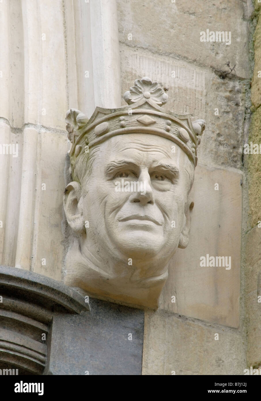 Prinz Philip, seiner königlichen Hoheit Herzog von Edinburgh, Königin Elizabeth II Consort, mit Blick auf Haupteingang Kathedrale von Chichester, England Stockfoto