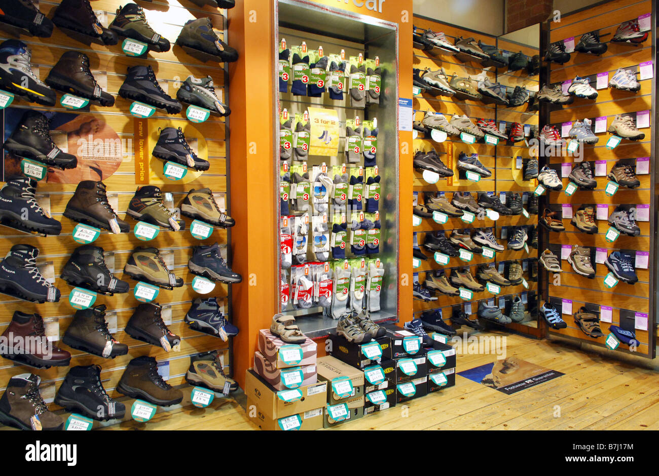 Eine Displaywand verschiedene Klettern Stiefel und Socken für den Verkauf in einem Fachgeschäft Stockfoto