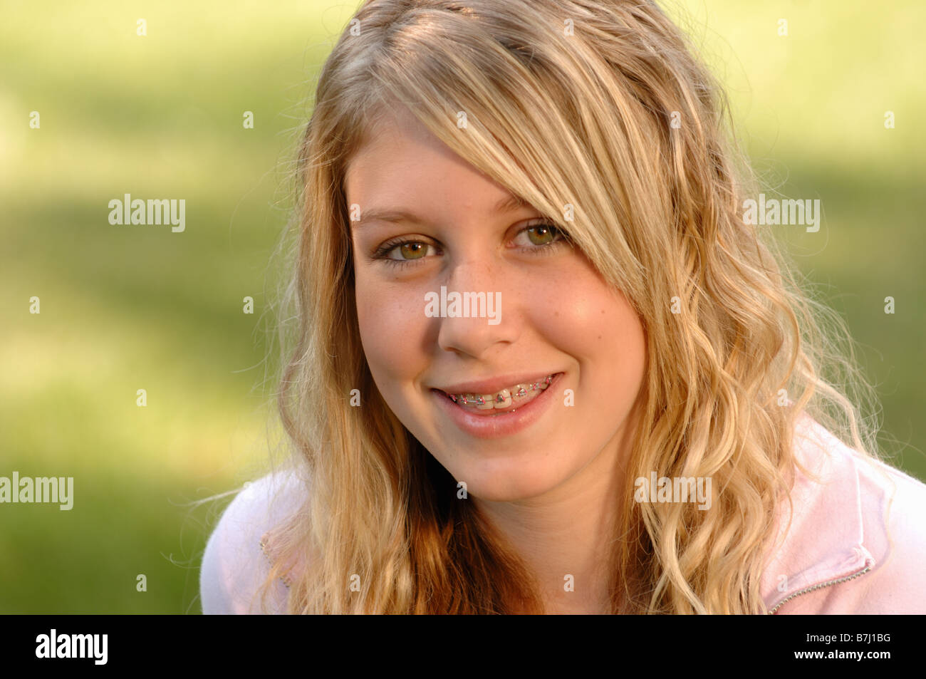 Portrait von junge blonde Mädchen auf dem Rasen, Regina, Saskatchewan Stockfoto