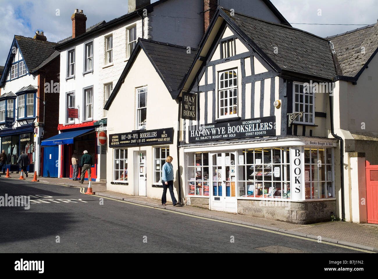 dh Hay on Wye POWYS WALES Victoria Shopfront Buchhändler Buchhandlung buchstadt Buchhandlungen Stadt Shopper Straße Buchhandlung Menschen Stockfoto