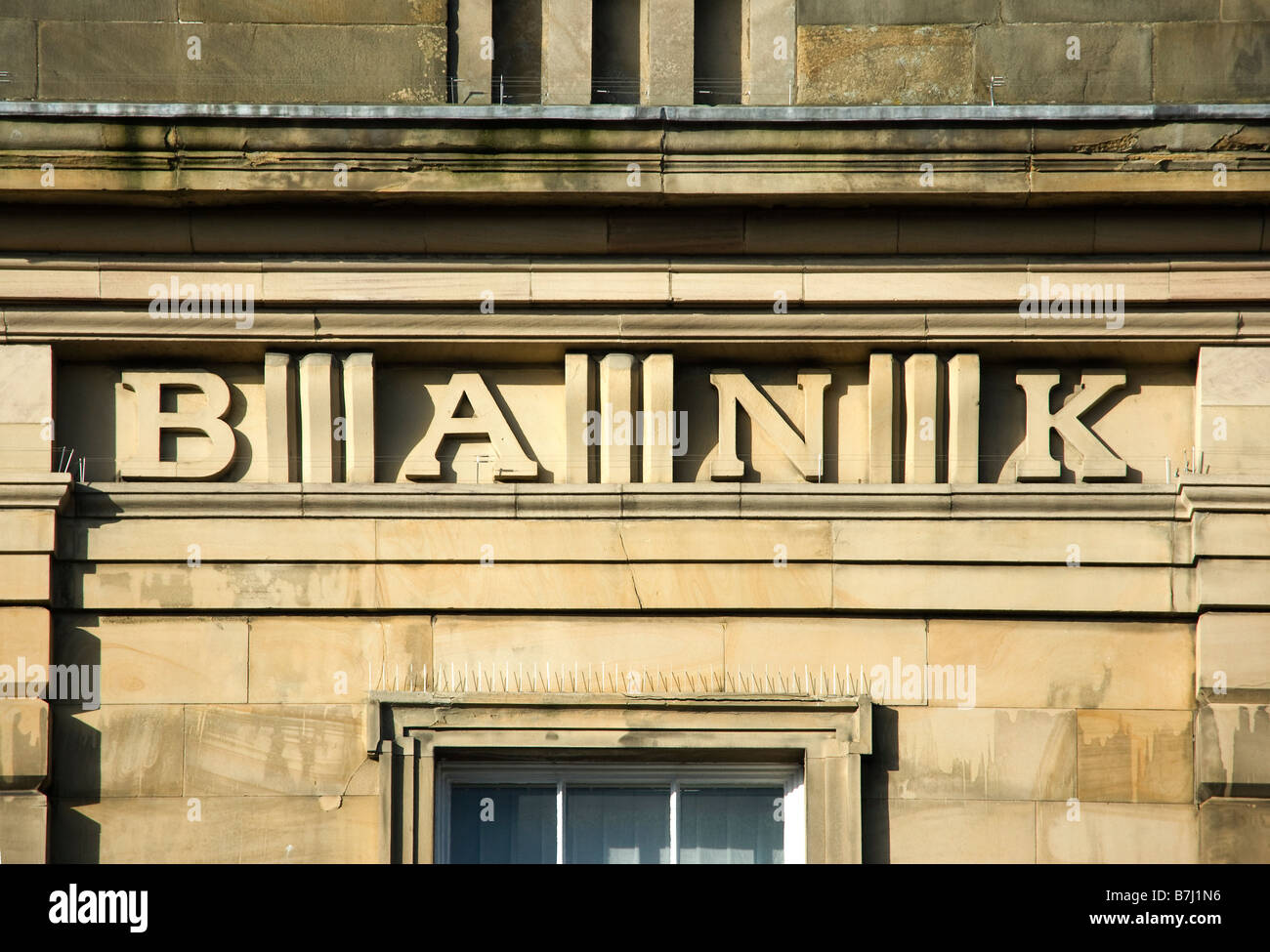 Arbeitsbank in großen Steinbriefen auf einer Bank in Bakewell Stockfoto