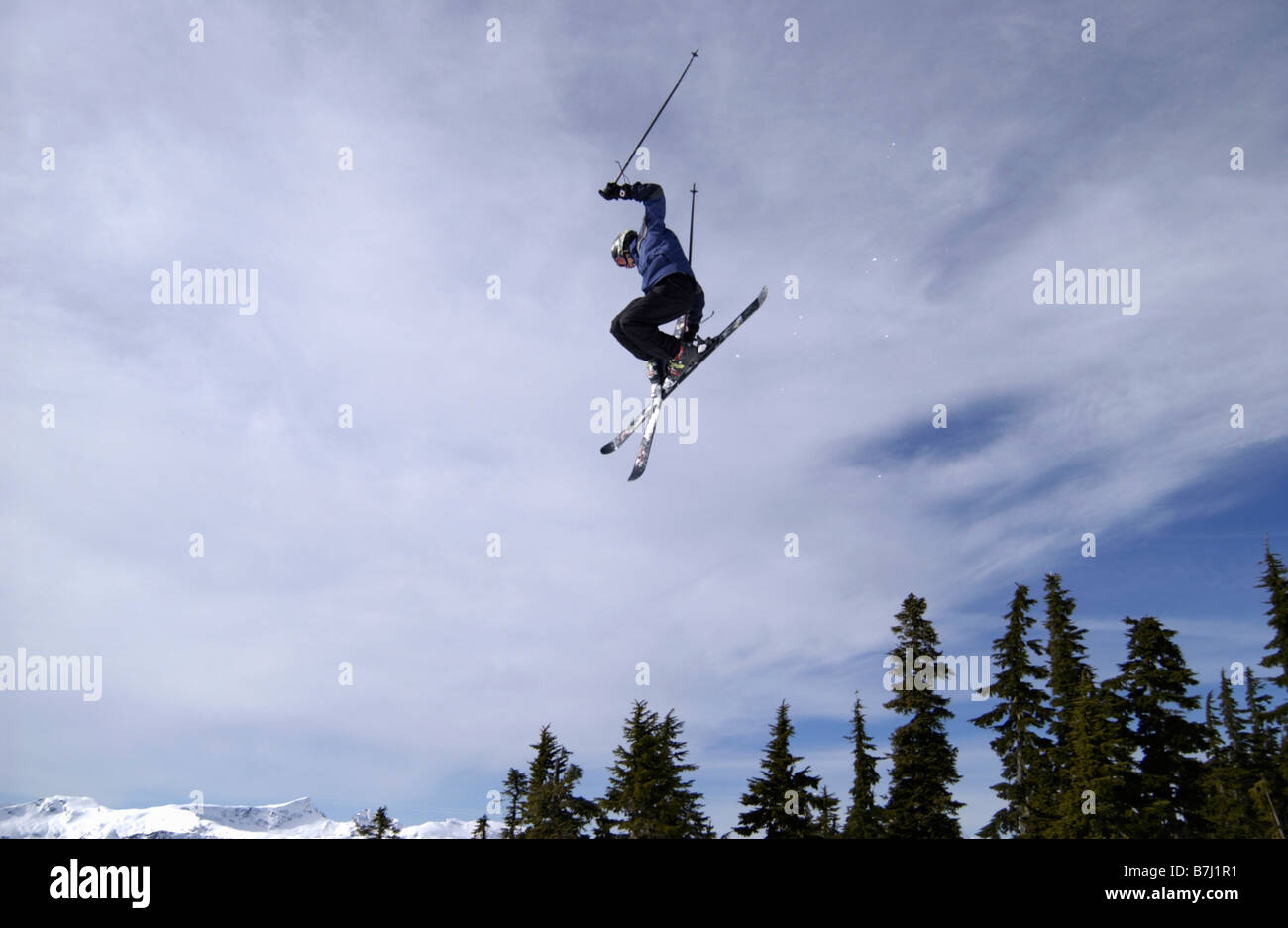 Mann (20-25) auf Skiern durch die Luft springen. Mount Washington Alpine Resort, Courtenay, BC, Kanada Stockfoto