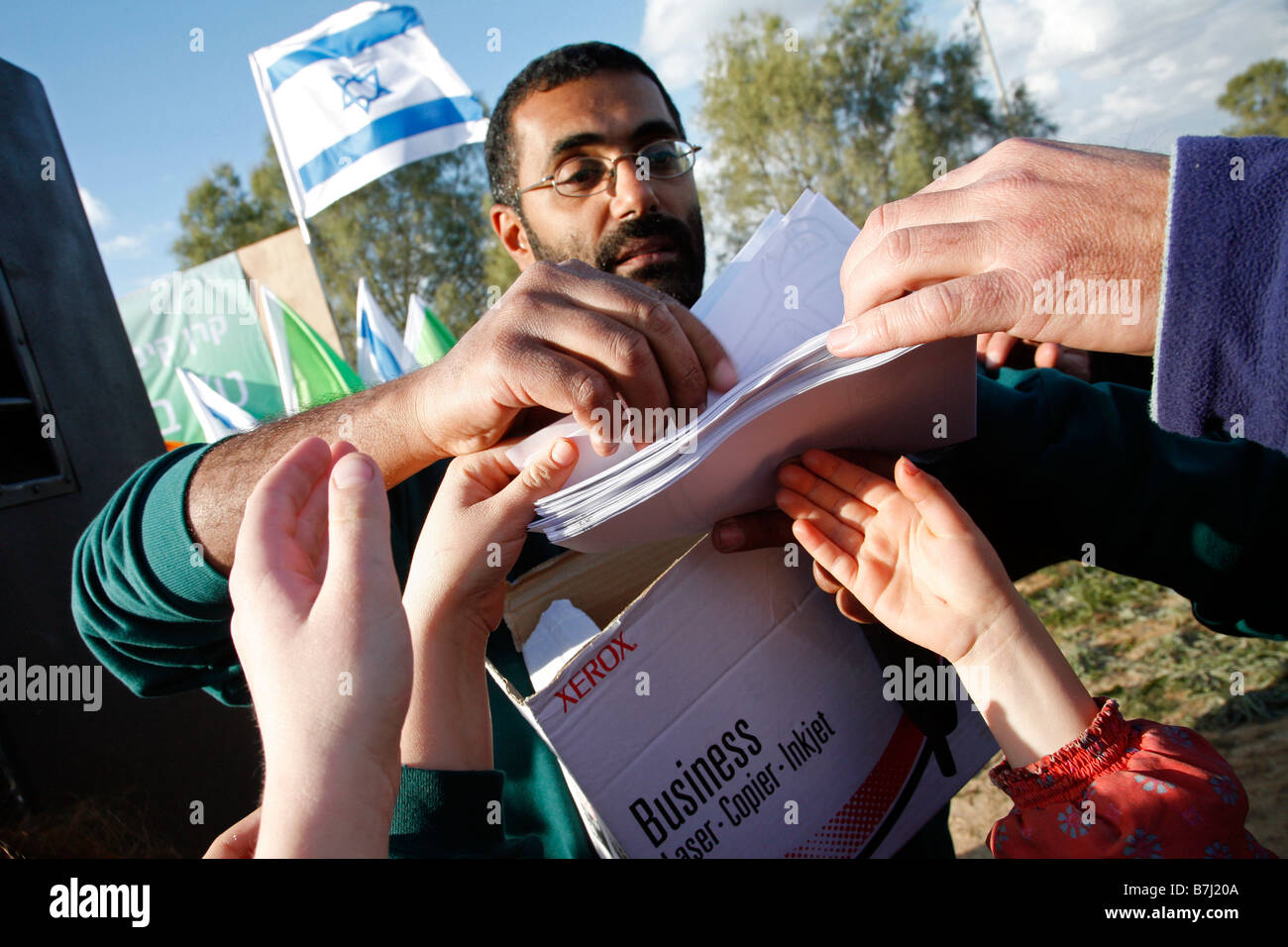 Israelische Kinder erhalten Karten des Waldes KIssufim während des jüdischen Festivals der Tu Bshvat. Stockfoto