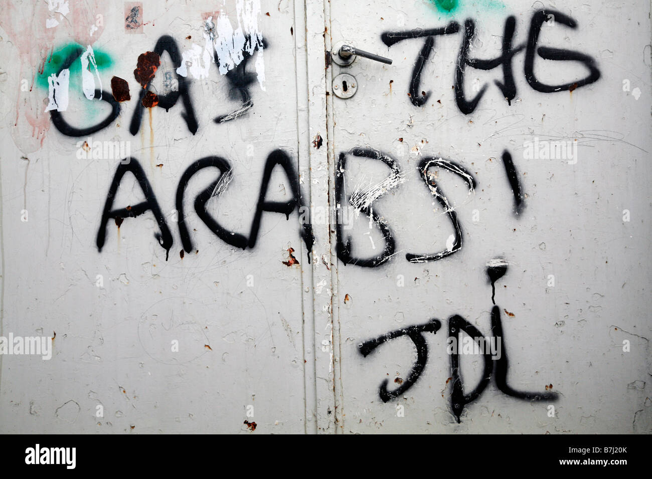 Rassistische Siedler Graffiti auf dem Tor eines palästinensischen Hauses in der israelischen gesteuert Altstadt von Hebron. Stockfoto