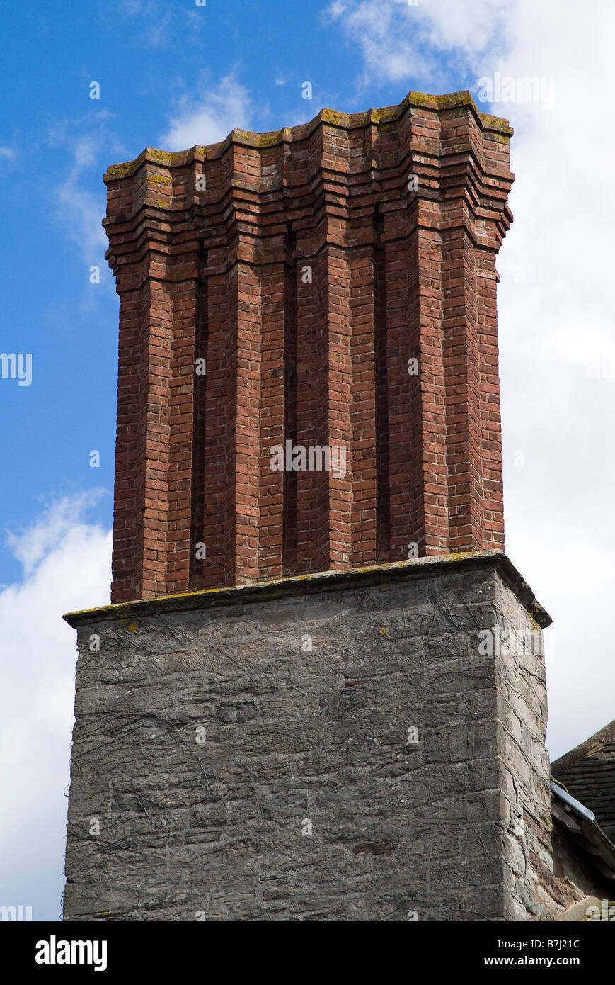 dh Hay auf Wye POWYS WALES Hay Castle dekorativer Ziegelkamin stapelt Ziegelsteinkamine uk Stockfoto