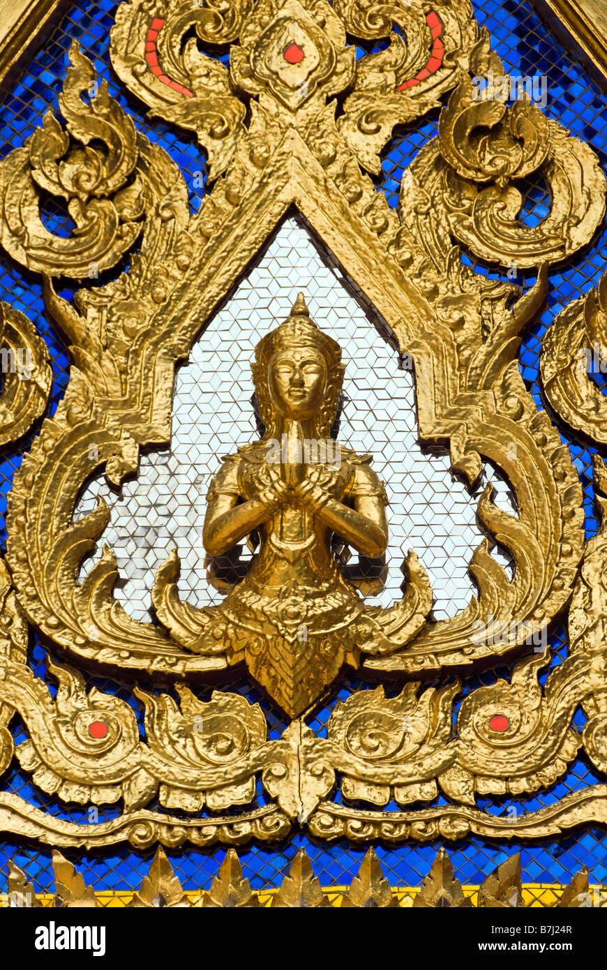 Gespiegelte Detail mit Buddha im Giebel des Tempels - Wat Phra Kaew und dem Grand Palace in Bangkok Zentralthailand Stockfoto