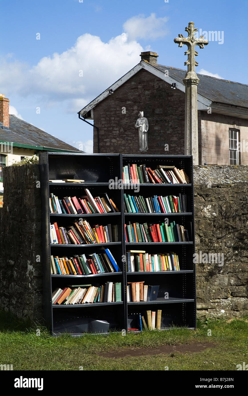 dh Hay on Wye POWYS WALES Bücherregale außerhalb gebrauchter Bücher zum Verkauf in bücherregale bücherregale gebrauchte Buchhandlung Second Hand uk Buchhandlung Buchhandlung Stockfoto