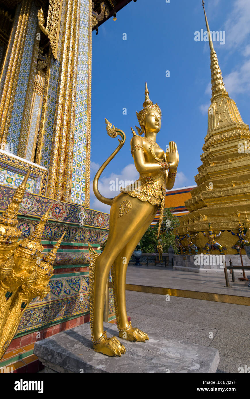 Goldene Statue der Kinnara - Wat Phra Kaew und dem Grand Palace in Bangkok Zentralthailand Stockfoto