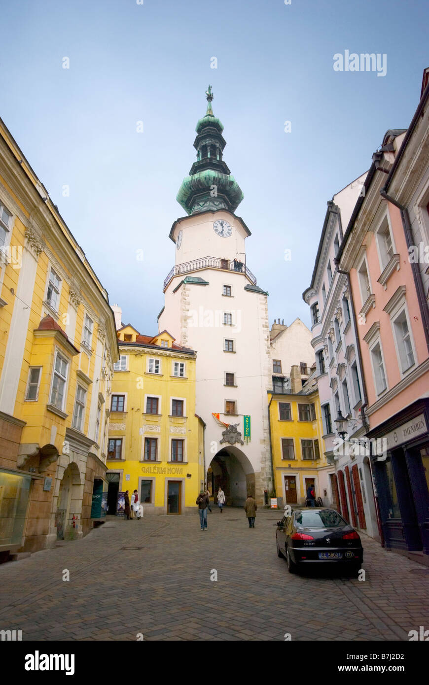 Fußgängerzone Michalska Straße führt hinauf zum Tor St. Michael und St. Michael Turm in der alten Stadt von Bratislava, Slowakei. Stockfoto