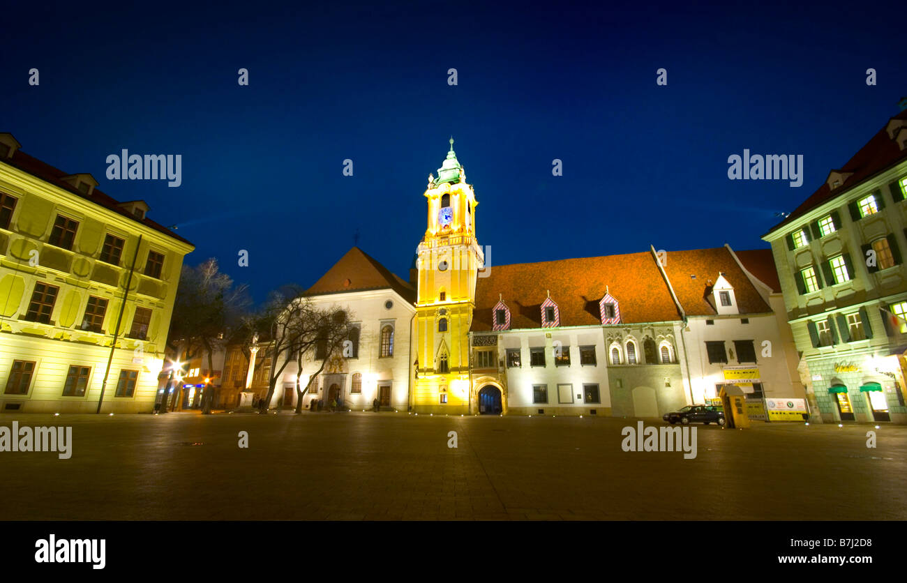 Main Square Hlavné auch in der alten Stadt von Bratislava Slowakei Old Town Hall und Clock tower Stockfoto