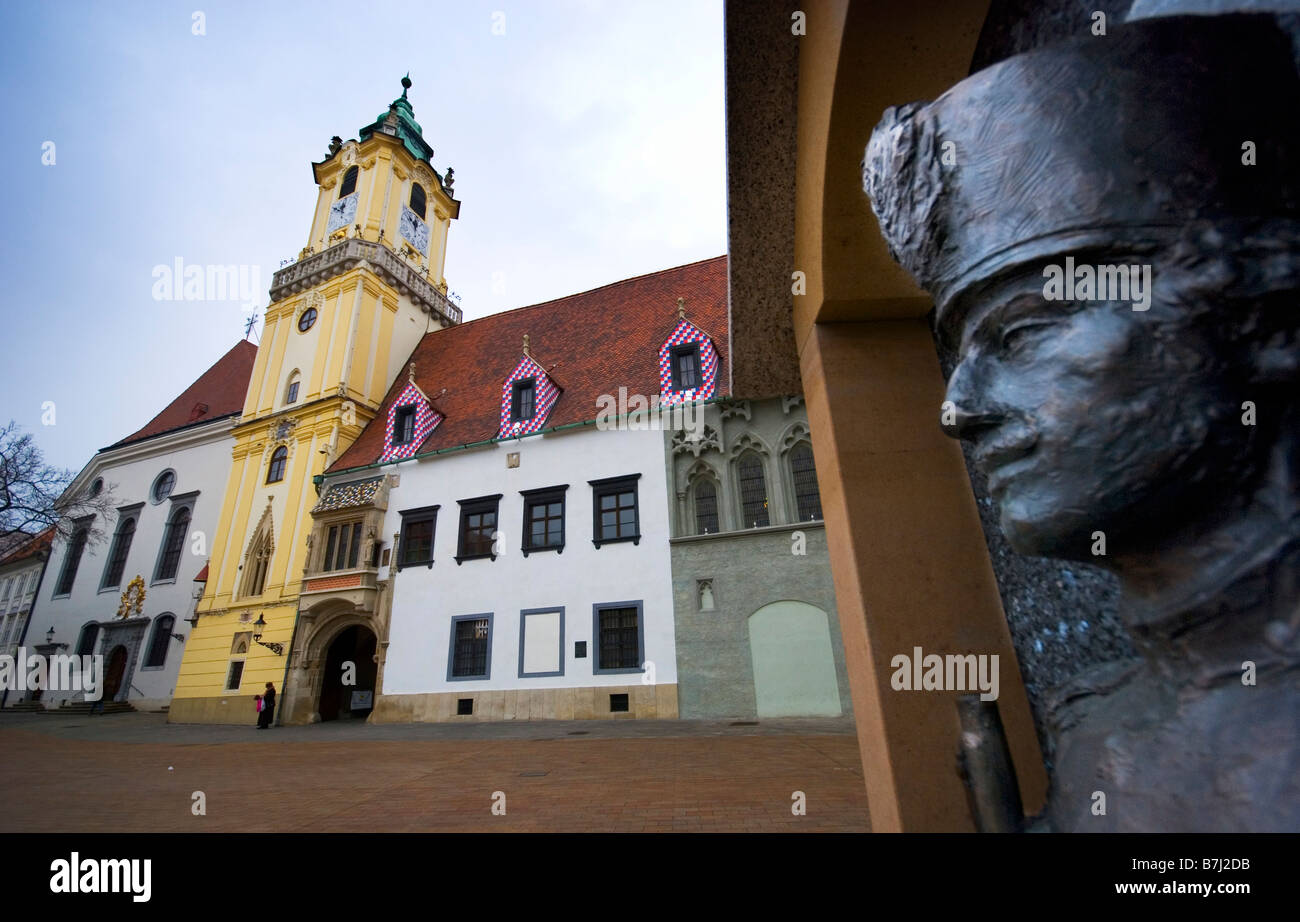 Statue eines Soldaten mit Blick auf den Hauptplatz (Hlavné auch) in der alten Stadt von Bratislava, Slowakei. Das alte Rathaus. Stockfoto